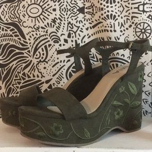Embroidered Block Wedges 🍃